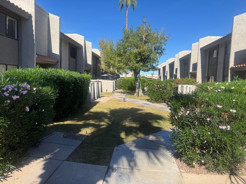 2615 N Hayden Rd, Unit 103 in Scottsdale, AZ - Foto de edificio