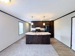 10694 State Rte 762 in Lockbourne, OH - Foto de edificio - Building Photo