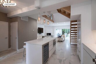 20 Hubbard Ln in Southampton, NY - Building Photo - Building Photo
