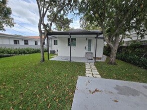 1637 SW 17th St in Miami, FL - Foto de edificio - Building Photo