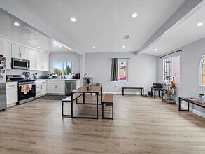 1005 Hi Point St, Unit 1005 in Los Angeles, CA - Building Photo - Building Photo