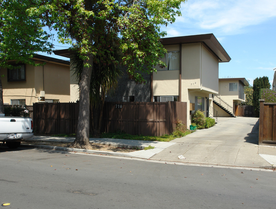 710 N Claremont St in San Mateo, CA - Building Photo