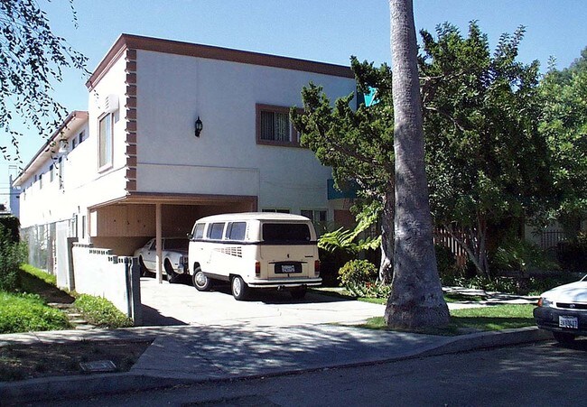 5233 Tilden Ave in Sherman Oaks, CA - Foto de edificio - Building Photo