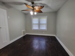 500 N Jackson St in Edmond, OK - Foto de edificio - Building Photo