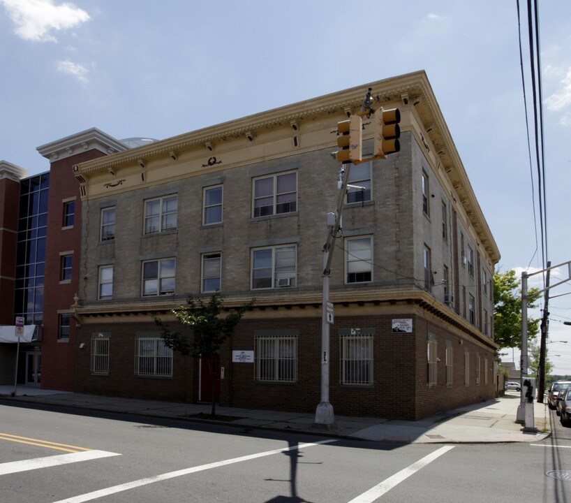 201 S 1st St in Elizabeth, NJ - Building Photo