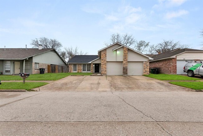 10164 Inwood Hollow Ln in Houston, TX - Building Photo - Building Photo