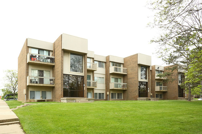 Clovertree Apartments in Flint, MI - Building Photo - Building Photo