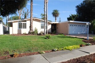 6744 Cozycroft Ave in Los Angeles, CA - Building Photo