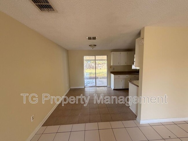 7045 Prellie St in Jacksonville, FL - Foto de edificio - Building Photo