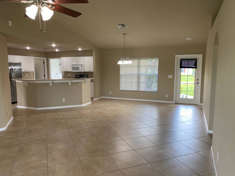 638 NE Juanita Pl in Cape Coral, FL - Building Photo