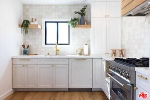 17 Sunset Ave in Los Angeles, CA - Building Photo