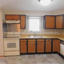 8525 Sextant Dr in Baldwinsville, NY - Building Photo - Building Photo