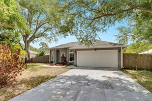 765 NW Bristol St in Port St. Lucie, FL - Building Photo