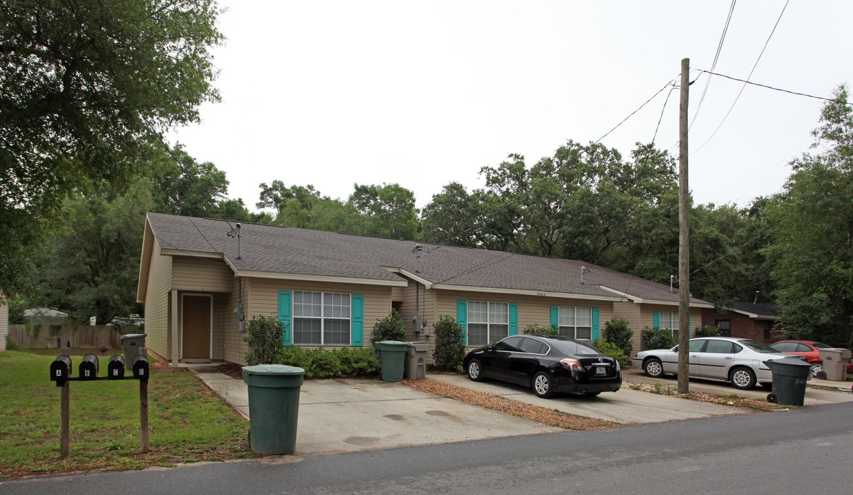 8464 Kipling St in Pensacola, FL - Foto de edificio