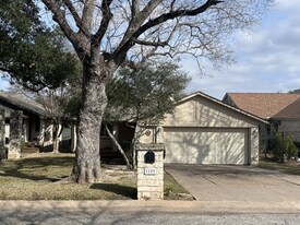 1109 Lohmans Crossing Rd in Lakeway, TX - Building Photo