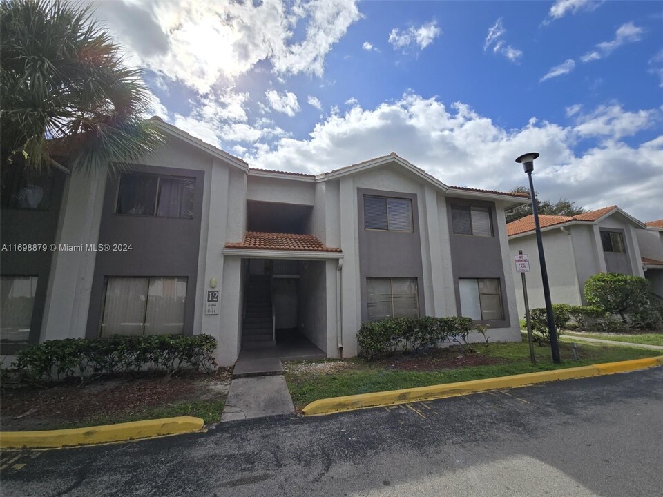 8414 Coral Lake Way in Coral Springs, FL - Foto de edificio