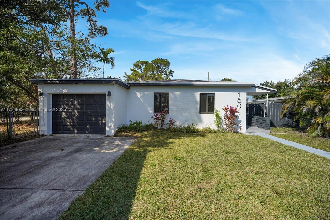 1801 NE 175th St in North Miami Beach, FL - Foto de edificio