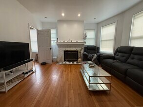 1205 Forest Rd in New Haven, CT - Building Photo - Building Photo