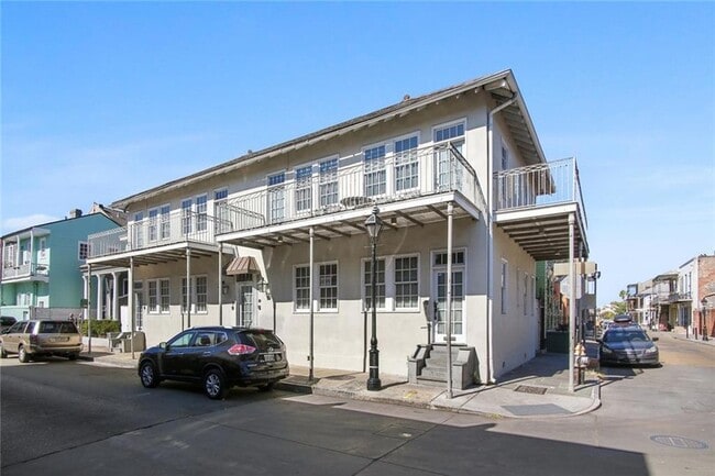 741 Dauphine St in New Orleans, LA - Foto de edificio - Building Photo