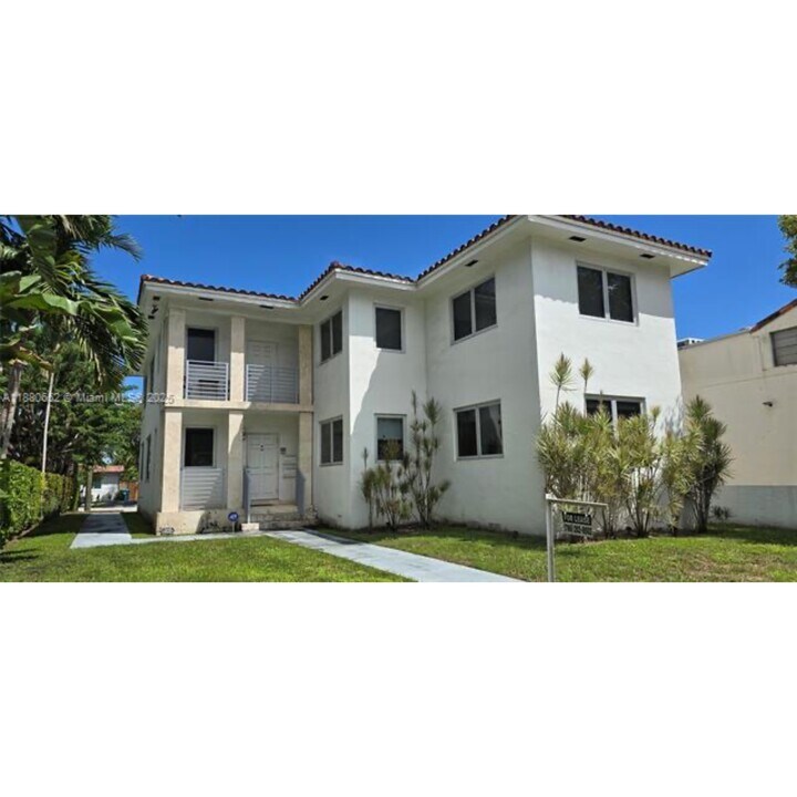 3915 Ponce de Leon Blvd in Coral Gables, FL - Building Photo