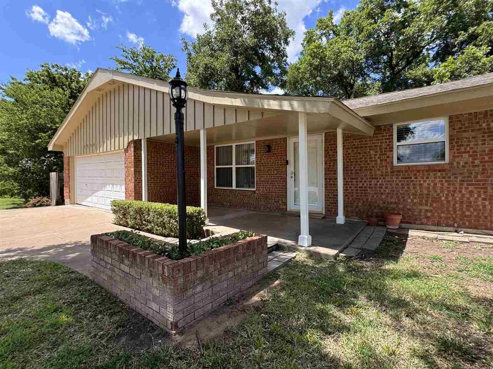 5539 NW Eisenhower Dr in Lawton, OK - Foto de edificio