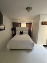 45 SW 28th Rd in Miami, FL - Building Photo