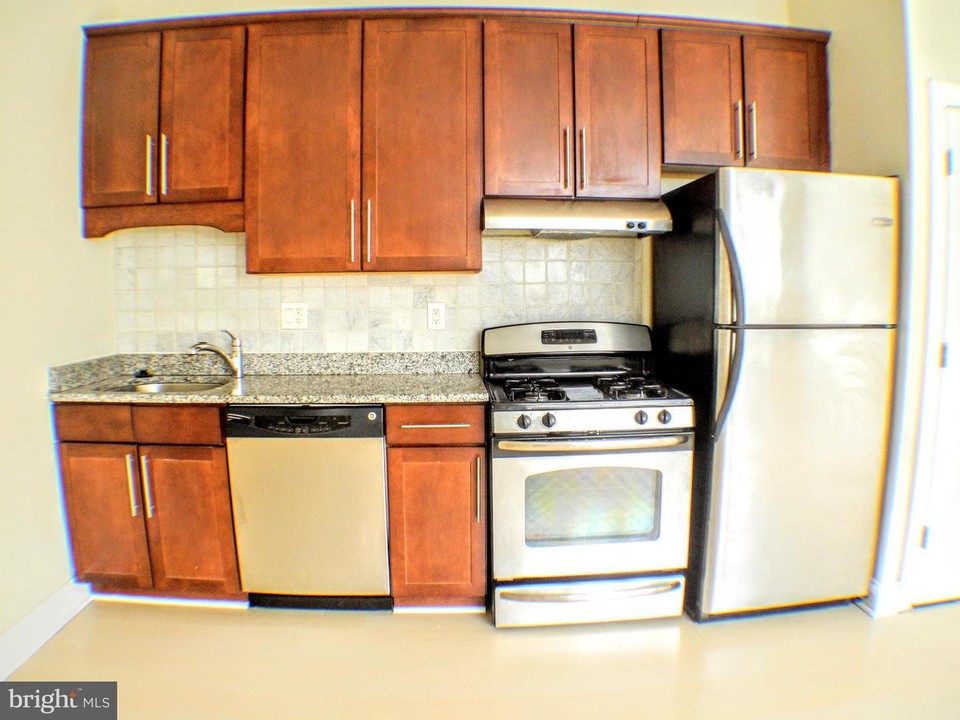 526 S 3rd St-Unit -3R in Philadelphia, PA - Building Photo