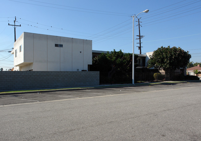 12302 Inglewood Ave in Hawthorne, CA - Foto de edificio - Building Photo