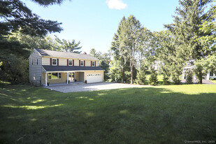 11 Maple Ave N in Westport, CT - Building Photo