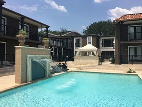 5930 Sandhurst Ln, Unit #218 Tuscany in Dallas, TX - Building Photo - Building Photo
