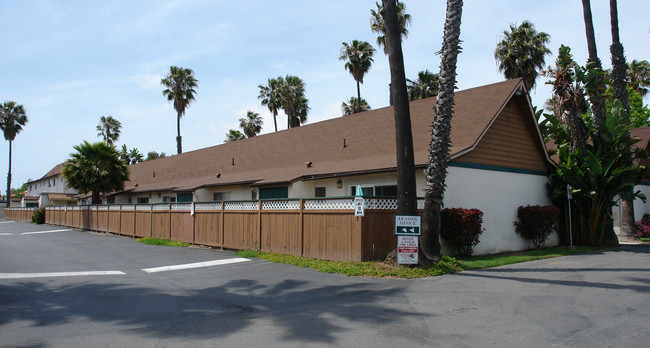 Melrose Garden Apartments in Huntington Beach, CA - Building Photo - Building Photo