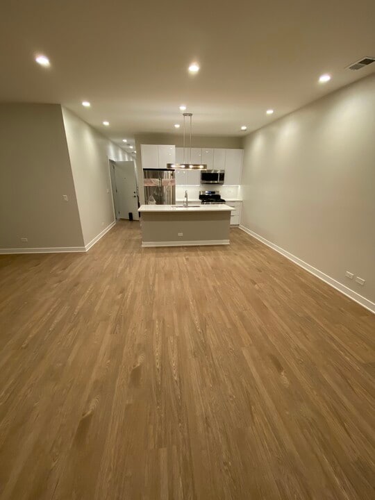 3348 N Ashland Ave, Unit 3 in Chicago, IL - Building Photo