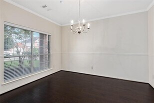 10039 Noisy Waters Dr in Houston, TX - Building Photo