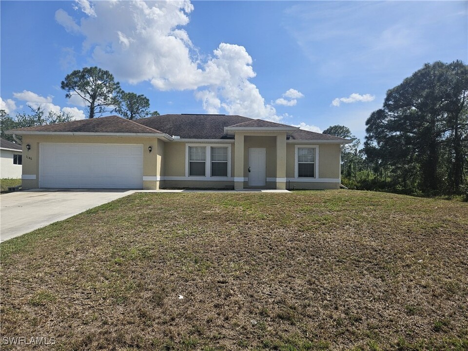 1146 Venetia St in Lehigh Acres, FL - Building Photo