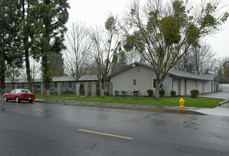 900 E Yosemite Ave in Madera, CA - Building Photo - Building Photo