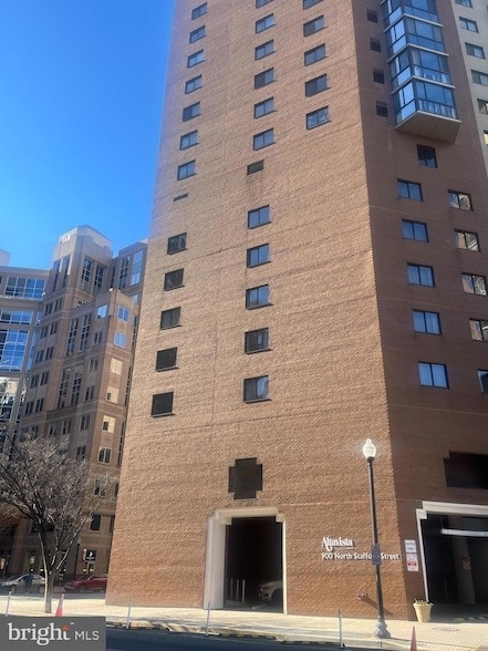 900 N Stafford St, Unit 2521 in Arlington, VA - Foto de edificio - Building Photo