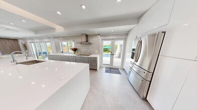 1055 NW 99th Ave in Plantation, FL - Building Photo - Building Photo