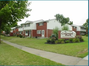 Colonial Park Townehouses in Topeka, KS - Foto de edificio - Building Photo