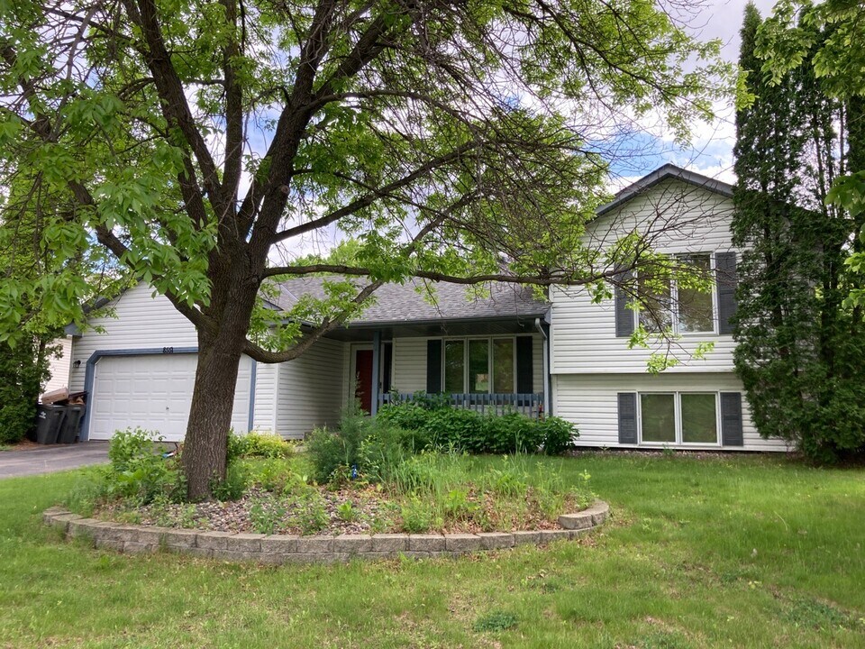 8551 Flamingo Dr in Chanhassen, MN - Foto de edificio