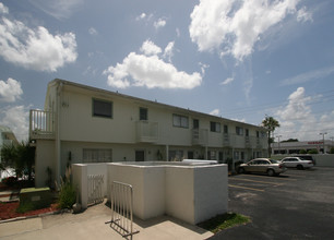 Village Green Apartments in Sarasota, FL - Foto de edificio - Building Photo