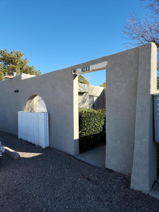 3608 Bryn Mawr Dr NE in Albuquerque, NM - Foto de edificio
