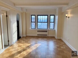 AMAZING STUDIO APARTMENT!! AMAZING DEAL! W in New York, NY - Building Photo