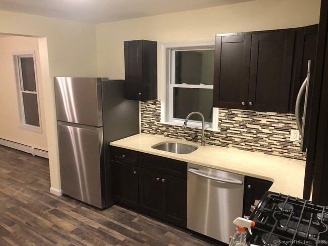 143 Kneen St in Shelton, CT - Building Photo - Building Photo