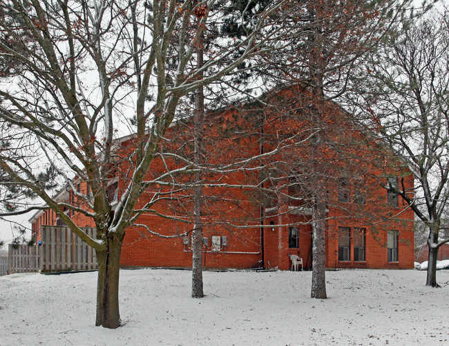 Maple Glen Apartments in Brock, ON - Building Photo - Building Photo