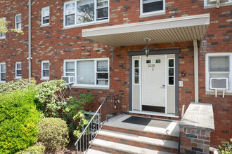 Riviera Gardens in Fort Lee, NJ - Building Photo - Building Photo