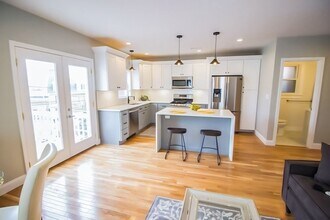 729 Saratoga St, Unit 2 in Boston, MA - Building Photo - Building Photo