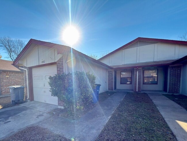 8910-8910 Greenmound Ave in Dallas, TX - Building Photo - Building Photo