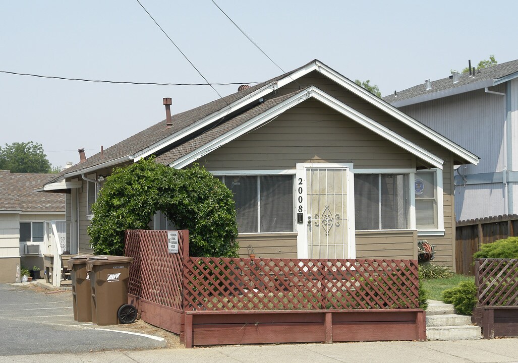 2008 Cavallo Rd in Antioch, CA - Foto de edificio