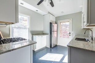 1570 Spring Ln NW in Atlanta, GA - Building Photo