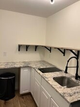 2210 Shamrock Dr, Unit Modern Studio Apartment in Decatur, GA - Foto de edificio - Building Photo